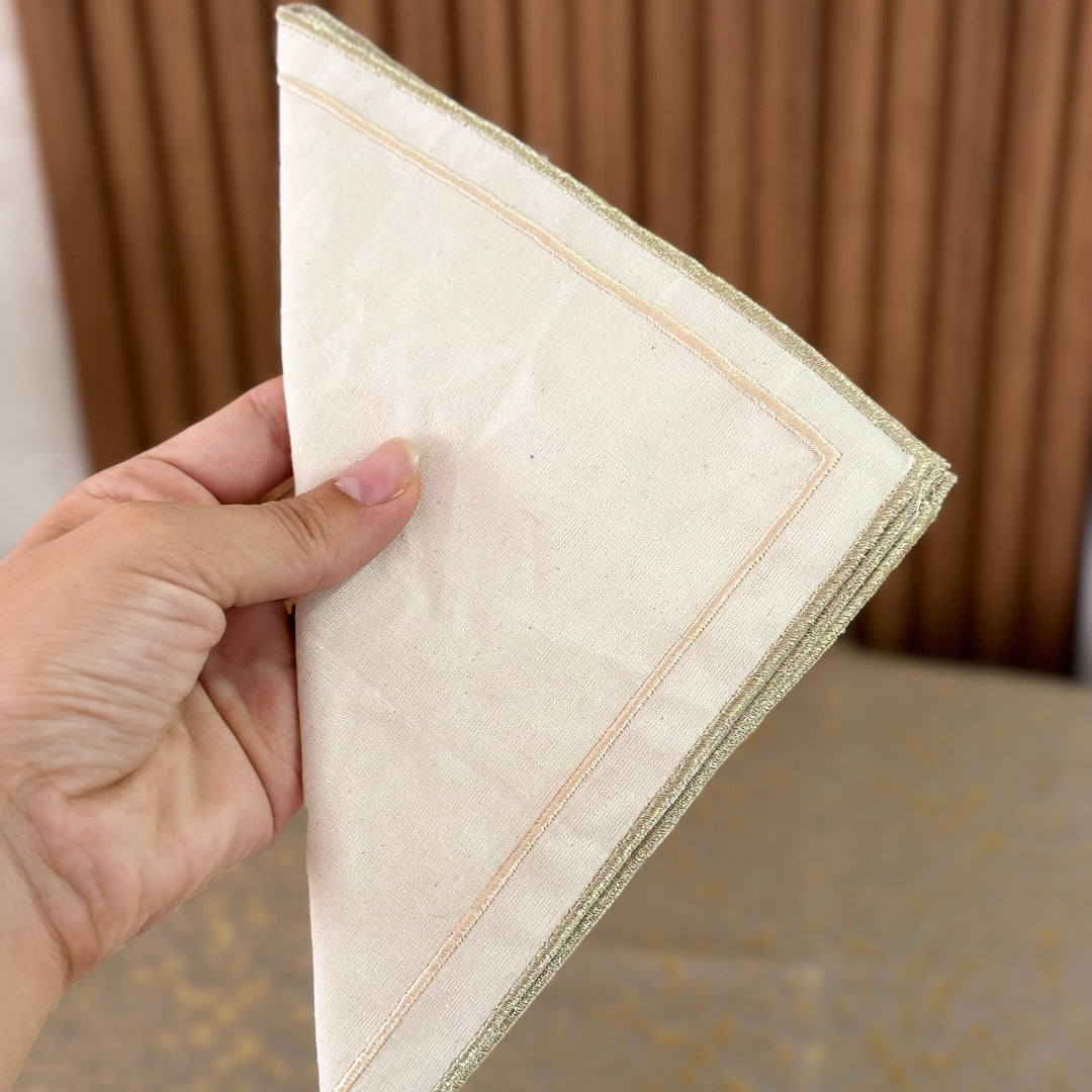 Nappe en brocard beige 150cm + 12 serviettes 36x36cm