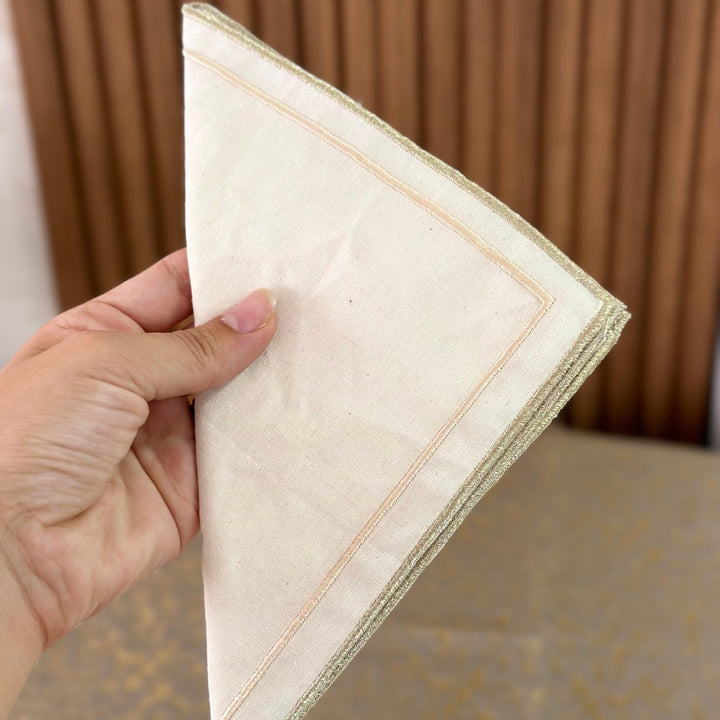 Nappe en brocard beige 150cm + 12 serviettes 36x36cm